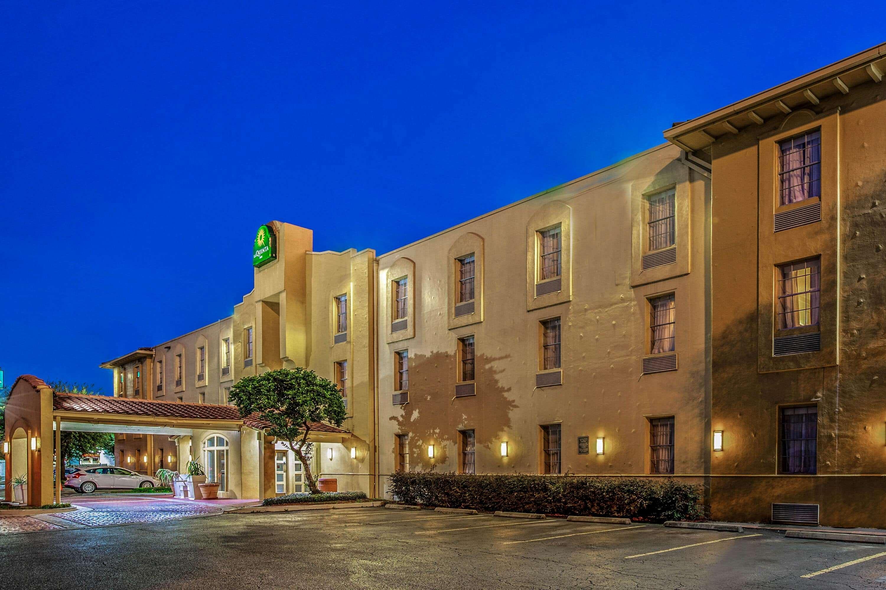 La Quinta Inn By Wyndham Houston Greenway Plaza Medical Area Exterior photo